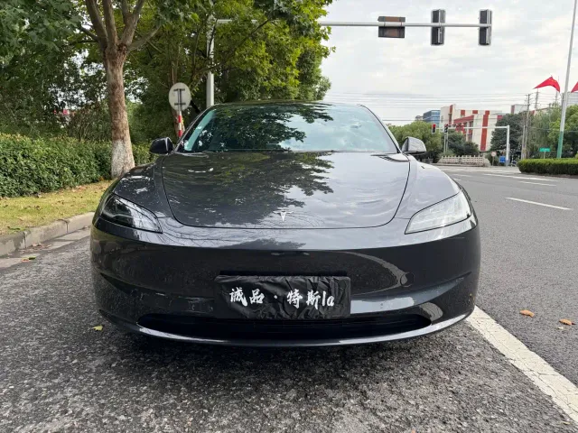 Tesla Model 3 — Фото автомобиля 8
