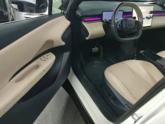Lynk & Co Z20 — Фото автомобиля 15