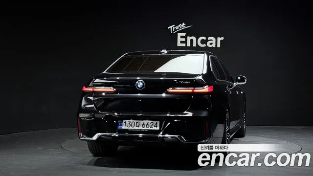 BMW 7-Series 7 серия (G70) 740i sDrive M Sport — Фото автомобиля 4