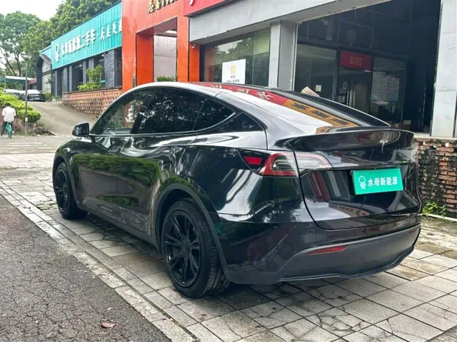 Tesla Model Y — Фото автомобиля 6