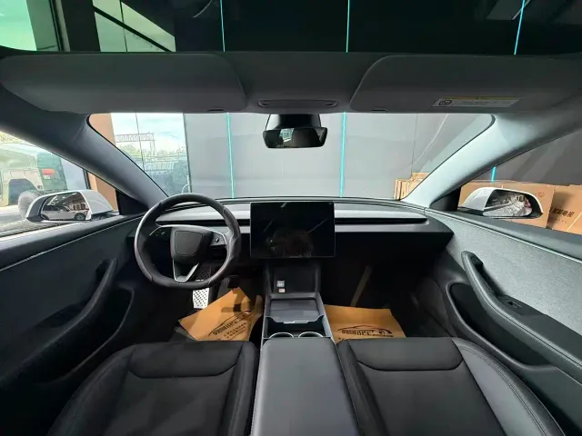 Tesla Model 3 — Фото автомобиля 9