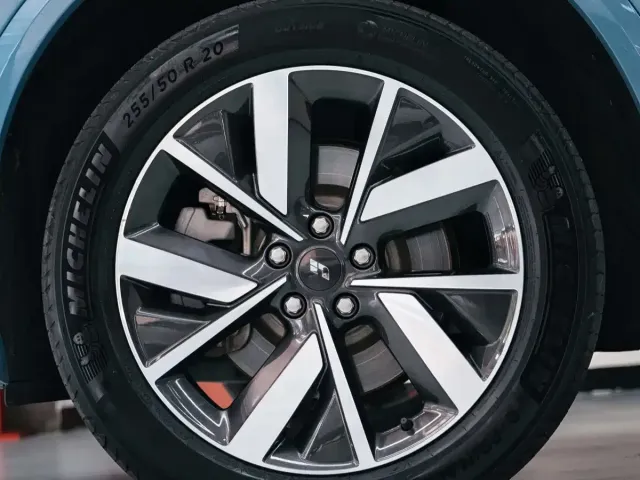 Li Auto L8 — Фото автомобиля 25