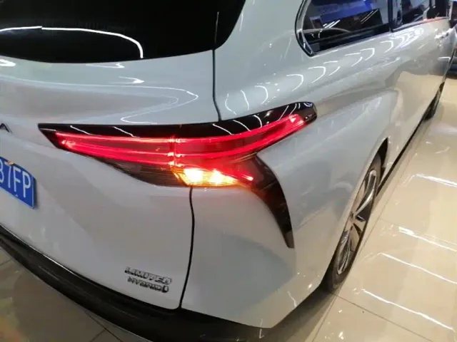 Toyota Sienna — Фото автомобиля 7