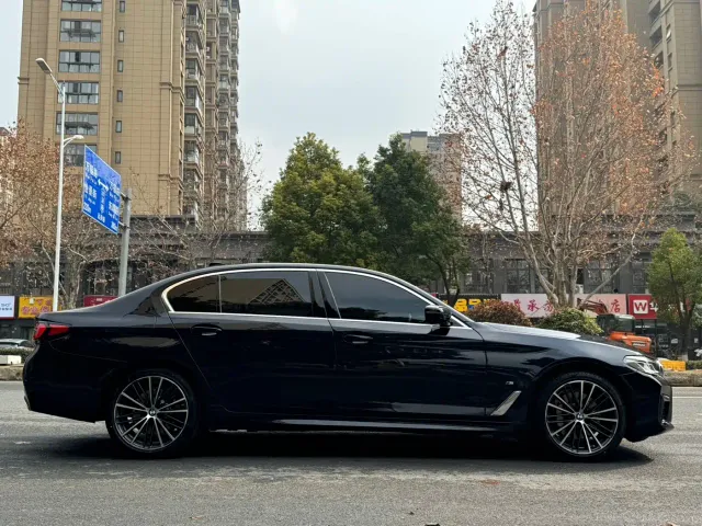 BMW 5 Series — Фото автомобиля 3