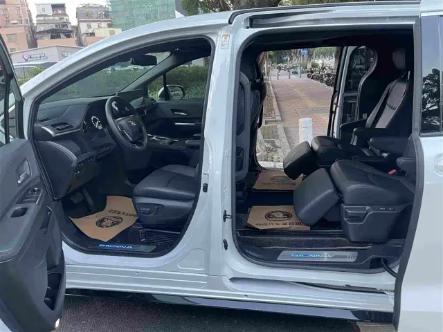 Toyota Sienna — Фото автомобиля 17