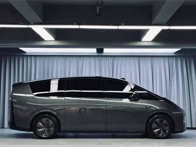 Li Auto MEGA — Фото автомобиля 4