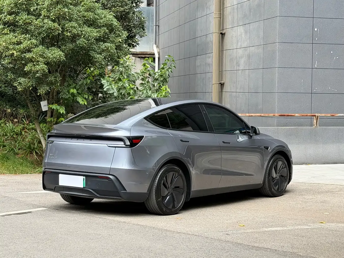 Tesla Model Y 2025 Rear-Wheel Drive — Фото автомобиля 7