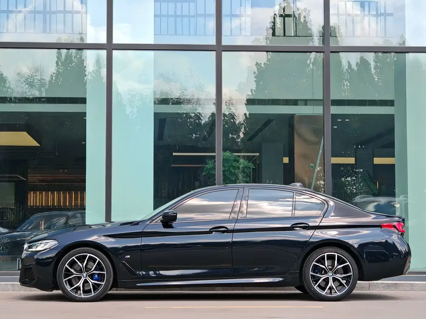 BMW BMW 5 Series (Import) 2022 Facelift 530i M Sport Package — Фото автомобиля 2