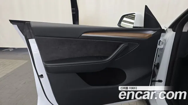 Tesla Model Y — Фото автомобиля 23