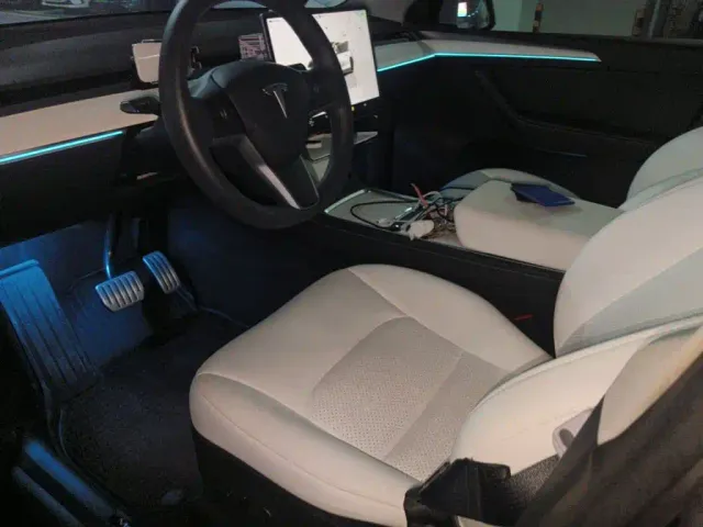 Tesla Model Y — Фото автомобиля 16