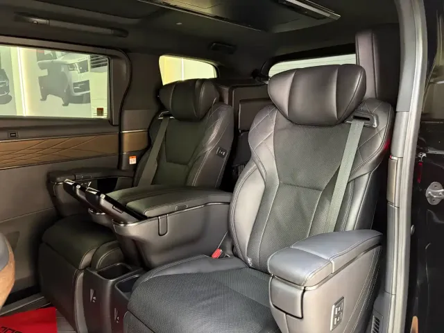 Toyota Alphard — Фото автомобиля 24