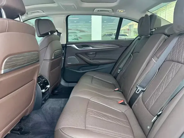 BMW 5 Series — Фото автомобиля 12