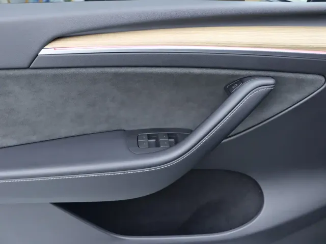 Tesla Model Y — Фото автомобиля 10