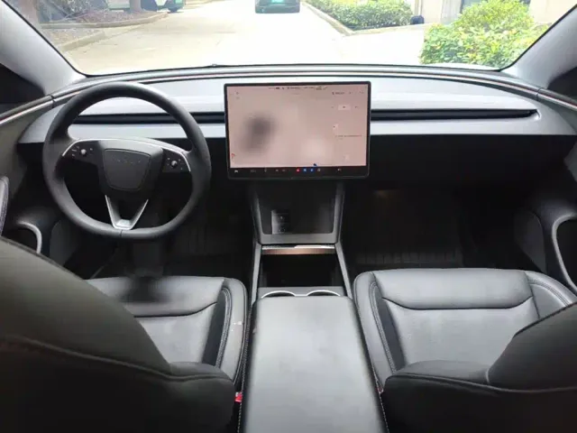 Tesla Model 3 — Фото автомобиля 9