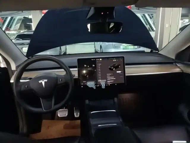 Tesla Model Y — Фото автомобиля 17