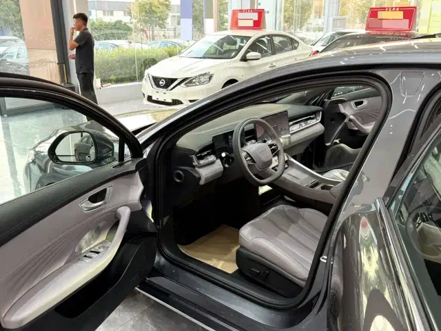 Roewe M7 DMH — Фото автомобиля 17