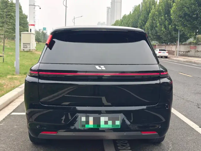 Li Auto L8 — Фото автомобиля 5