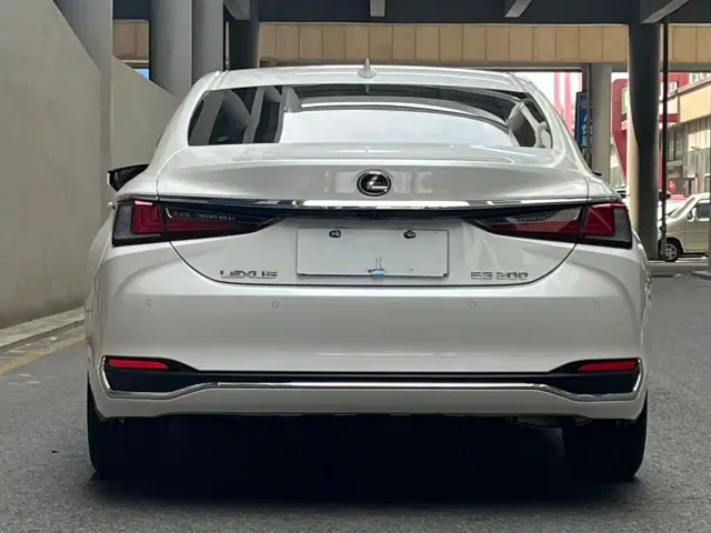 Lexus ES — Фото автомобиля 4