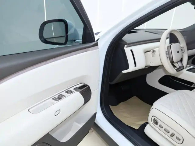Li Auto L8 — Фото автомобиля 20