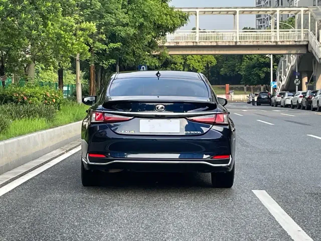 Lexus ES — Фото автомобиля 15