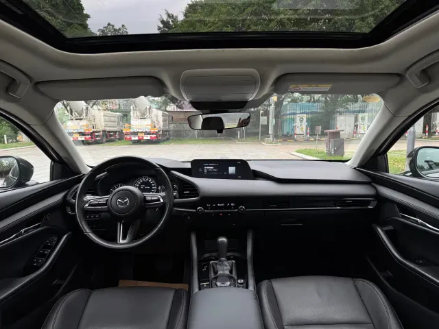 Mazda Axela — Фото автомобиля 12