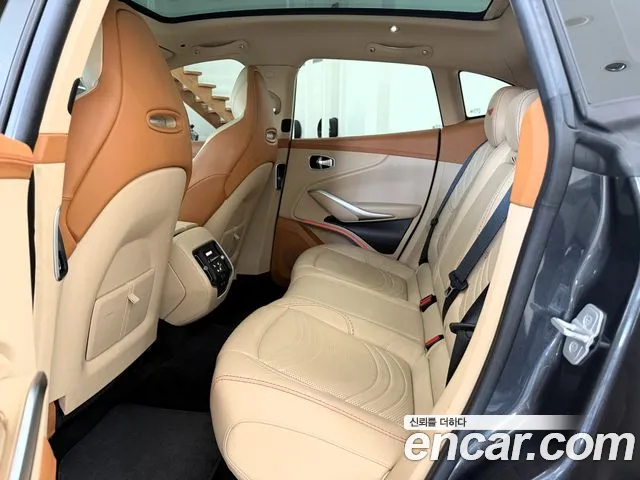 Aston Martin DBX — Фото автомобиля 17