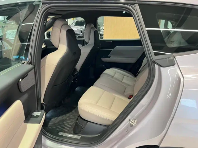 Volvo XC70 Plug-in Hybrid — Фото автомобиля 10