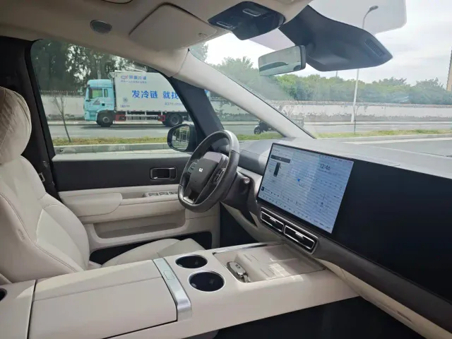 Li Auto MEGA — Фото автомобиля 10