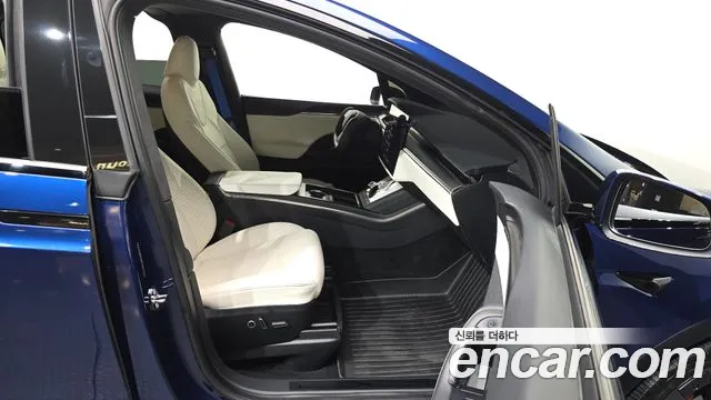 Tesla Model X — Фото автомобиля 11