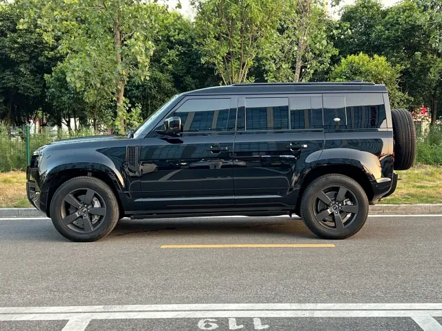Land Rover Defender — Фото автомобиля 11