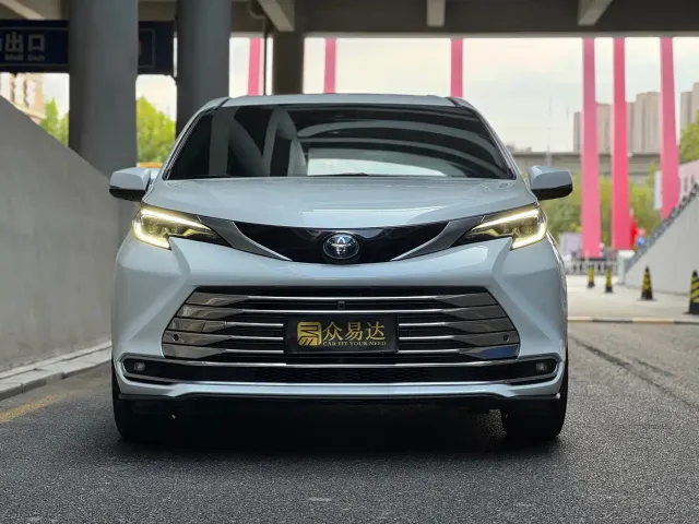 Toyota Sienna — Фото автомобиля 2