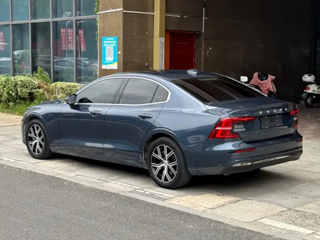 Volvo S60 — Фото автомобиля 4