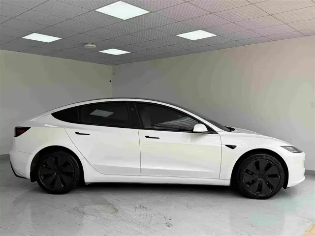 Tesla Model 3 — Фото автомобиля 3