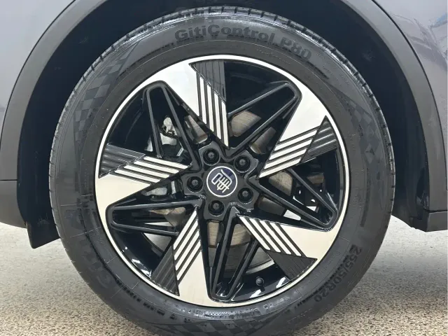 BYD Tang — Фото автомобиля 10