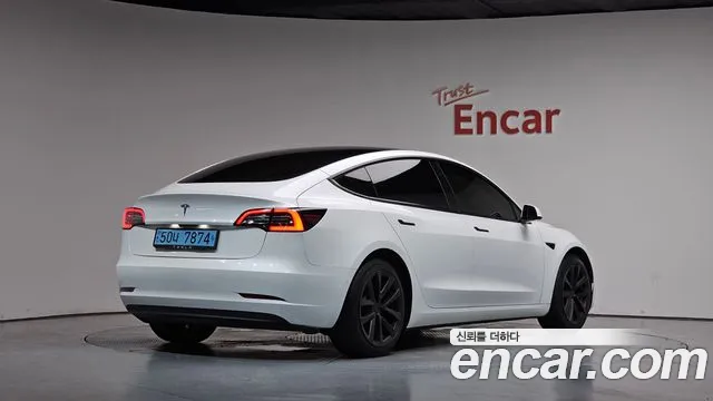 Tesla Model 3 — Фото автомобиля 2