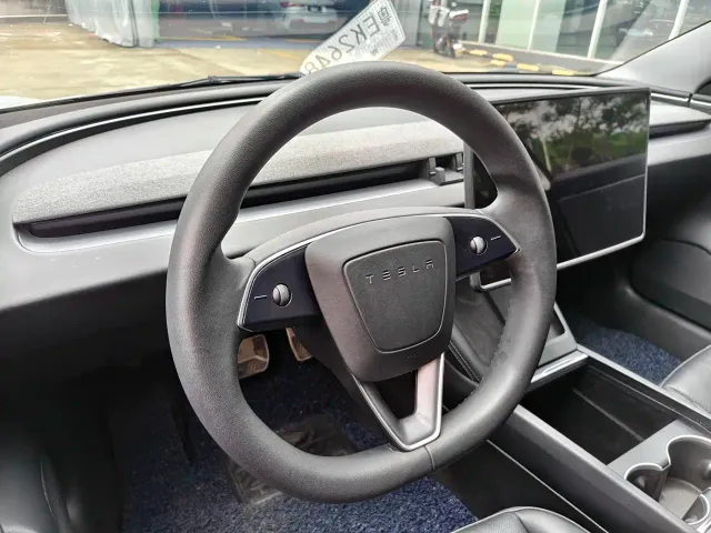 Tesla Model 3 — Фото автомобиля 12