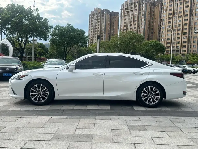 Lexus ES — Фото автомобиля 7