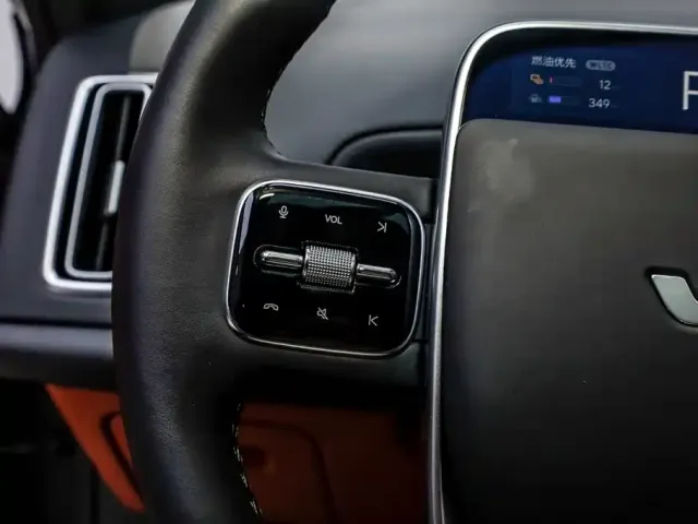 Li Auto L8 — Фото автомобиля 29