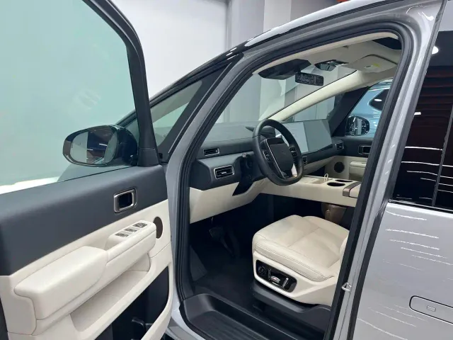 Li Auto MEGA — Фото автомобиля 11