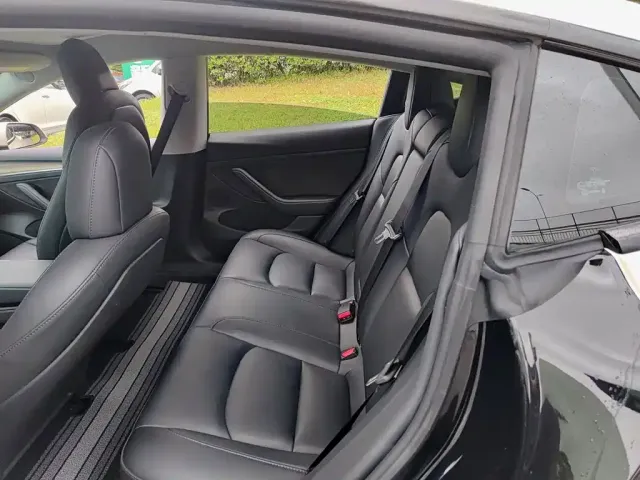Tesla Model 3 — Фото автомобиля 8