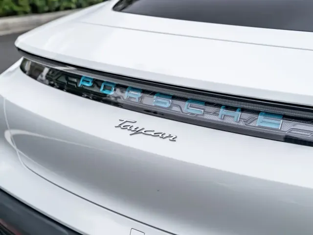 Porsche Taycan — Фото автомобиля 9