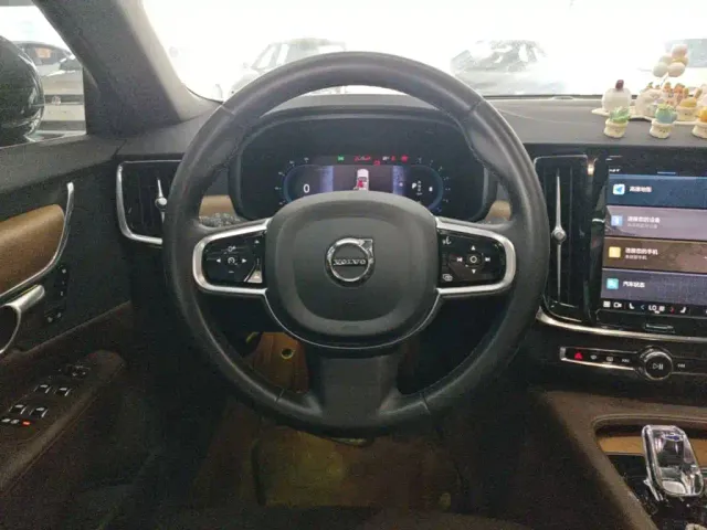 Volvo S90 — Фото автомобиля 10