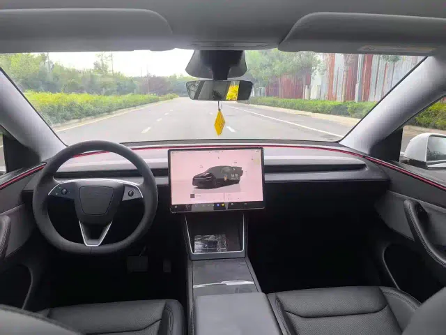 Tesla Model Y — Фото автомобиля 13