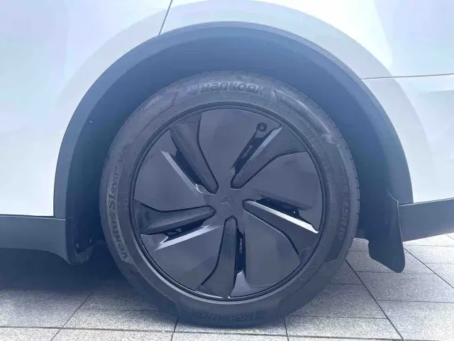 Tesla Model Y — Фото автомобиля 13
