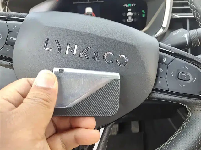 Lynk & Co 01 — Фото автомобиля 16