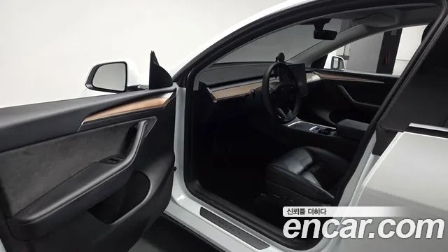Tesla Model Y — Фото автомобиля 15