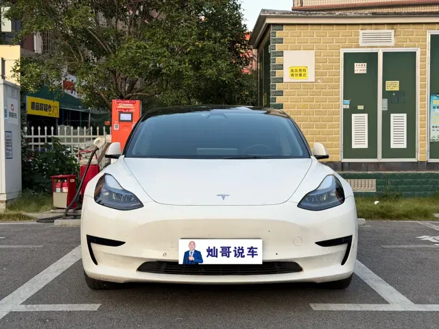 Tesla Model 3 — Фото автомобиля 2
