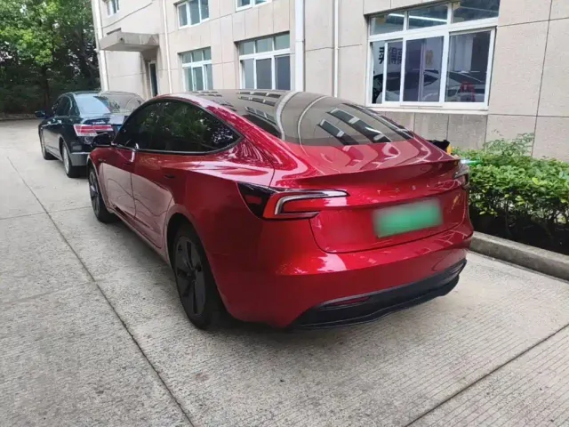 Tesla Model 3 — Фото автомобиля 22
