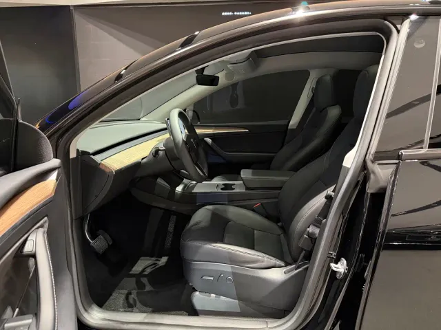 Tesla Model Y — Фото автомобиля 17