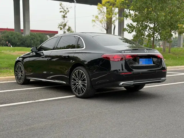 Mercedes-Benz E-Class — Фото автомобиля 3